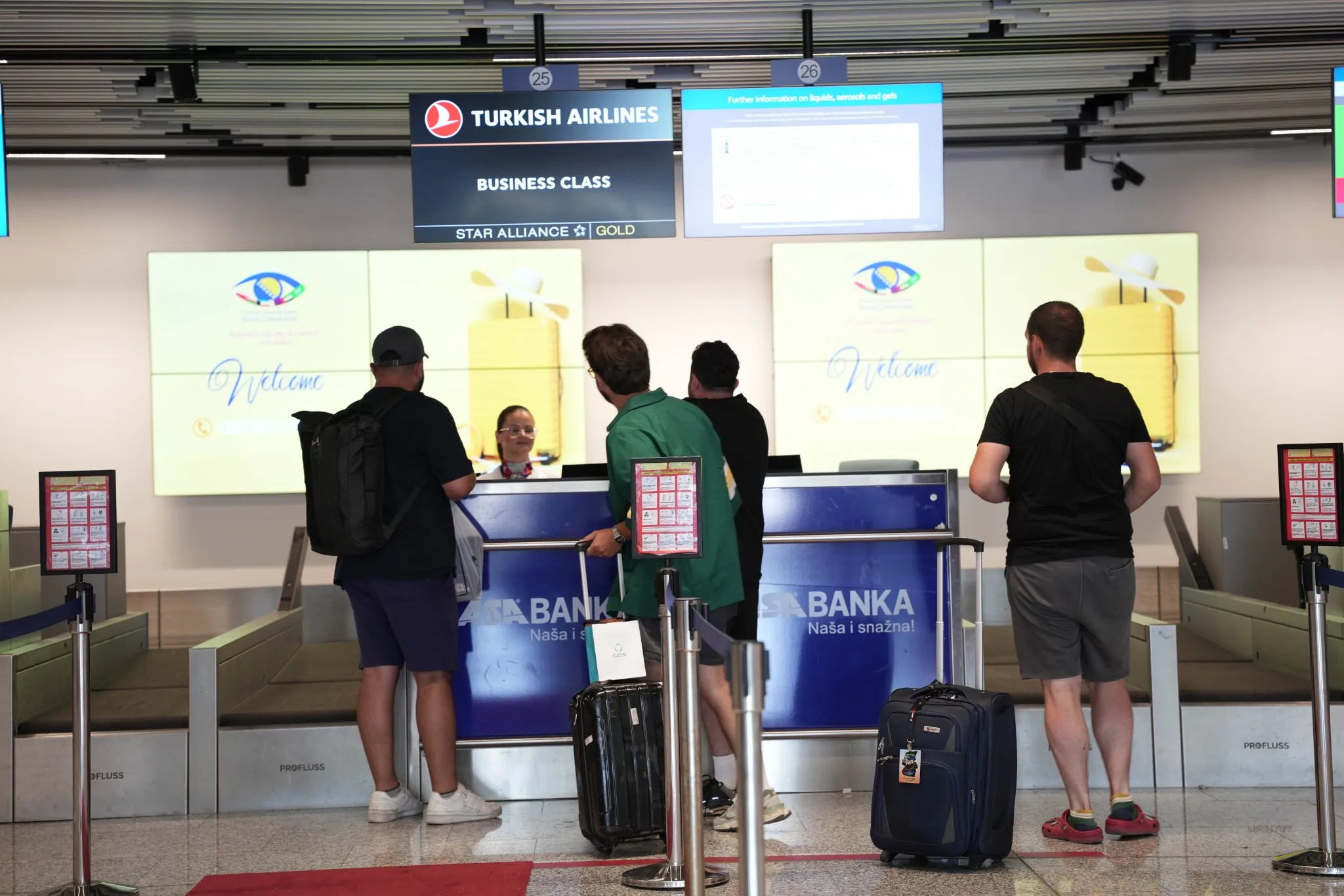 Pristupačan šalter za prijavu s osobljem koje pomaže putniku u invalidskim kolicima