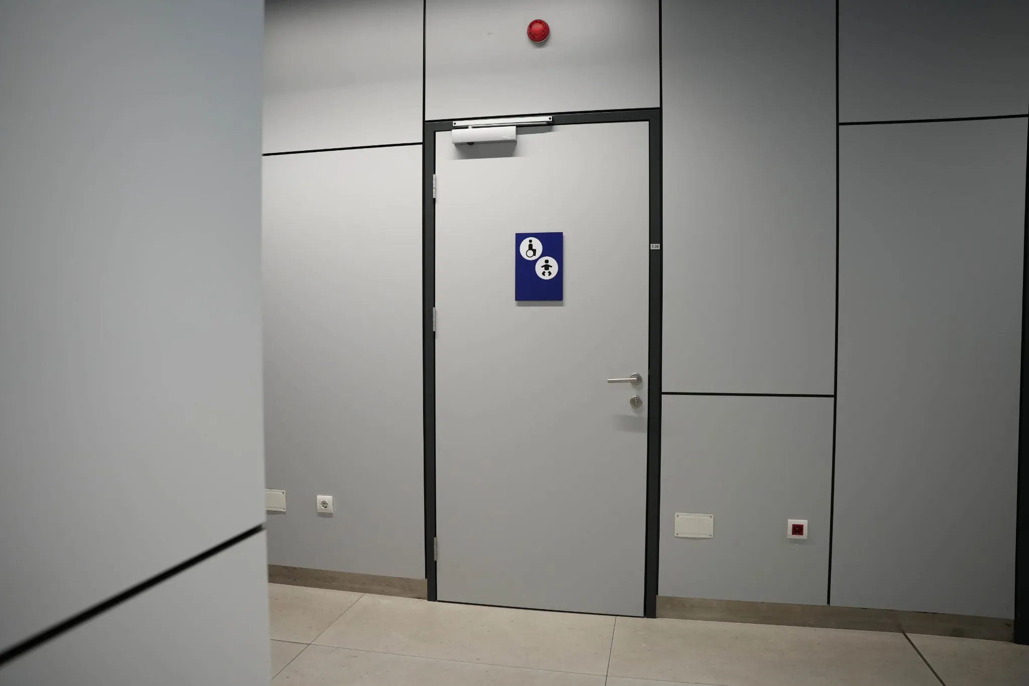 Pristupačan toalet sa šipkama za hvatanje, širokim prostorom i karakteristikama pristupačnim za invalidska kolica